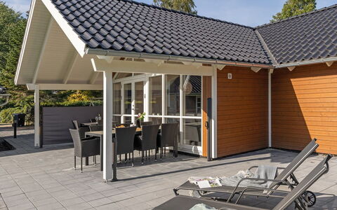 Hellena - 90M from the Sea: Architettura, Tetto, Casa, Materiale Composito, Illuminazione Diurna, Raccordo, Driveway