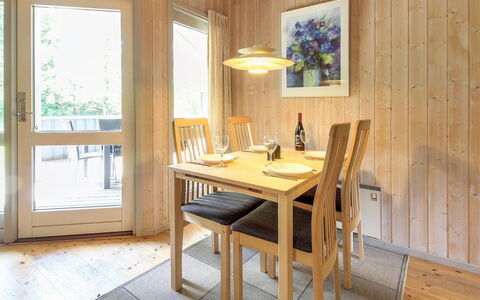 Frederikke - 28Km from the Sea: Mobilia, Interior Design, Pavimentazione, Pavimento, Legna, Soffitto, Sala Da Pranzo, Pavimento In Legno, Sedia, Camera
