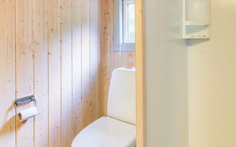 Frederikke - 28Km from the Sea: Parete, Toilet Seat, Legna, Pavimentazione, Idraulico Fixture, Gabinetto, Bagno, Pavimento, Interior Design, Lavandino Del Bagno