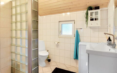 Kea - 30Km from the Sea: Parete, Interior Design, Pavimentazione, Idraulico Fixture, Pavimento, Bagno, Soffitto, Camera, Idraulico, Piastrella