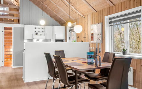 Heina - 25Km from the Sea: Interior Design, Mobilia, Legna, Soffitto, Lampada, Pavimentazione, Cucina & Sala Da Pranzo Tavolo, Casa, Cucina, Pavimento