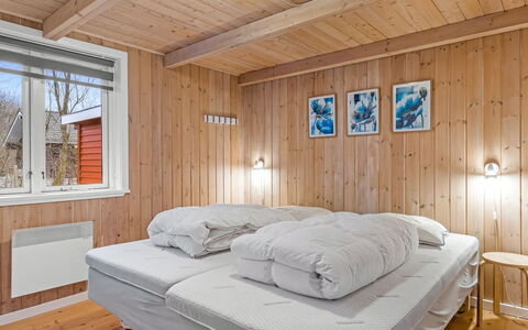 Heina - 25Km from the Sea: Legna, Camera Da Letto, Soffitto, Letto, Interior Design, Lenzuolo, Pavimento, Casa, Bedding, Mobilia