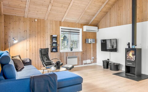 Heina - 25Km from the Sea: Legna, Interior Design, Soffitto, Mobilia, Casa, Pavimentazione, Pavimento, Camera, Soggiorno, Pavimento In Legno