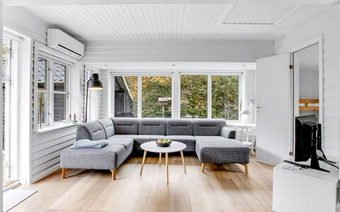 Siiri - 28Km from the Sea: Legna, Interior Design, Pavimentazione, Pavimento, Soffitto, Mobilia, Soggiorno, Pavimento In Legno, Casa, Divano
