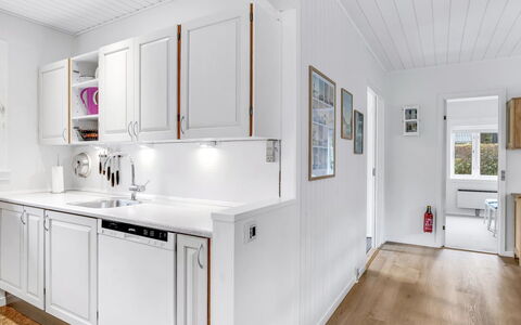 Siiri - 28Km from the Sea: Pavimentazione, Apparecchio Major, Legna, Interior Design, Cucina, Elettrodomestico Da Cucina, Pavimento, Cabinetry, Controsoffitto, Soffitto