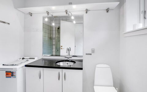Siiri - 28Km from the Sea: Idraulico Fixture, Lavello, Interior Design, Bagno, Rubinetto, Pavimentazione, Lavandino Del Bagno, Soffitto, Idraulico, Controsoffitto