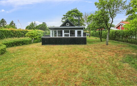 Siouxsie - 500M from the Sea: Erba, Casa, Casa, Tetto, Arbusto, Villetta, Area Rurale, Giardino, Lotto, Prato