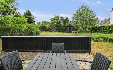 Siouxsie - 500M from the Sea: Mobilia, Mobili Da Esterno, Giardino, Shade, Backyard, Prato, Tavolo Esterno, Landscaping, Sedia, Latifoglie