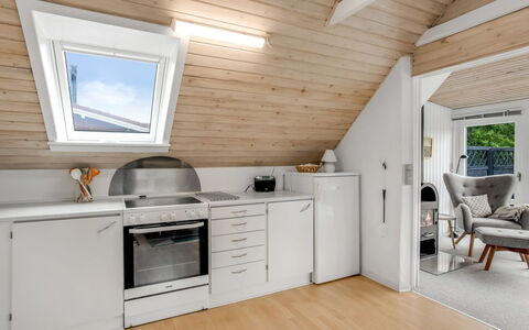 Siouxsie - 500M from the Sea: Pavimentazione, Legna, Soffitto, Mobilia, Interior Design, Pavimento, Illuminazione, Lampada, Cucina, Attico