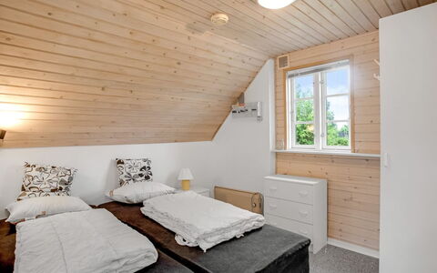 Siouxsie - 500M from the Sea: Legna, Interior Design, Camera Da Letto, Letto, Mobilia, Soffitto, Casa, Camera, Pavimento, Pavimentazione