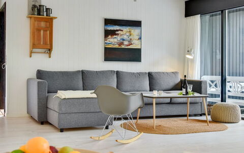 Judyta - 1Km from the Sea: Mobilia, Interior Design, Divano, Pavimentazione, Pavimento, Soggiorno, Legna, Tavolo, Camera