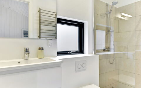 Judyta - 1Km from the Sea: Bagno, Interior Design, Idraulico Fixture, Pavimentazione, Pavimento, Specchio, Idraulico, Rubinetto, Mobiletto Del Bagno, Camera