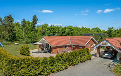 Erp - 10Km from the Sea: Tetto, Casa, Casa, Villetta, Porta, Raccordo, Deck, Portico, Plank, Latifoglie