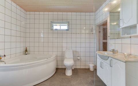 Liam - 800M to the Fjord: Pavimentazione, Idraulico Fixture, Bagno, Pavimento, Interior Design, Soffitto, Idraulico, Rubinetto, Camera, Lavandino Del Bagno