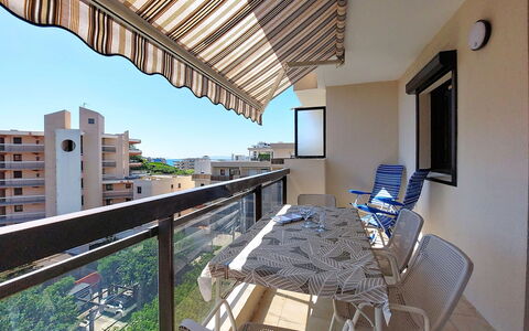 Le Lavandou 200: Appartamento, Balcone, Mobilia, Sedia, Shade, Condominio, Mobili Da Esterno, Tavolo Esterno, Cucina & Sala Da Pranzo Tavolo, Color Legno