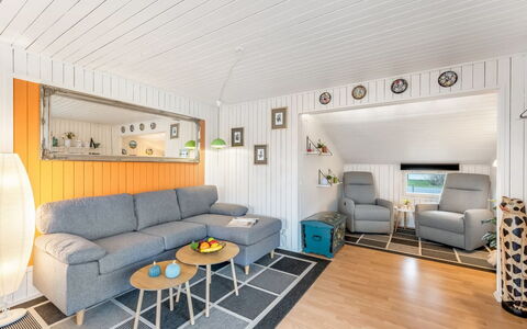 Fritzie - 600M to the Fjord: Legna, Interior Design, Mobilia, Pavimentazione, Soffitto, Pavimento, Casa, Camera, Divano, Soggiorno