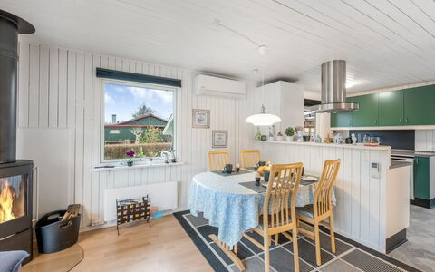 Fritzie - 600M to the Fjord: Legna, Casa, Casa, Soffitto, Interior Design, Mobilia, Pavimentazione, Cucina, Villetta, Controsoffitto