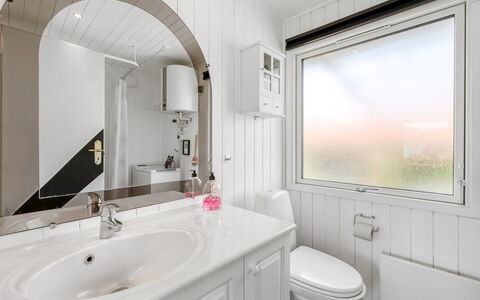 Fritzie - 600M to the Fjord: Idraulico Fixture, Bagno, Interior Design, Soffitto, Pavimentazione, Rubinetto, Pavimento, Lavello, Idraulico, Lavandino Del Bagno