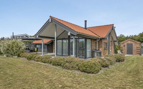 Donka - 300M to the Fjord: Tetto, Casa, Lotto, Casa, Villetta, Estate, Edifici Giardino, Shade, Log Cabin, Landscaping