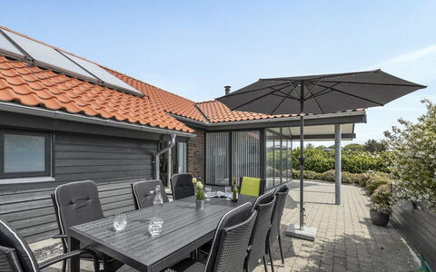 Donka - 300M to the Fjord: Tetto, Casa, Lotto, Casa, Villetta, Estate, Edifici Giardino, Shade, Log Cabin, Landscaping