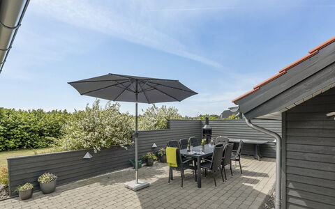 Donka - 300M to the Fjord: Tetto, Casa, Lotto, Casa, Villetta, Estate, Edifici Giardino, Shade, Log Cabin, Landscaping