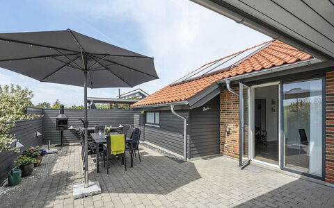 Donka - 300M to the Fjord: Tetto, Casa, Lotto, Casa, Villetta, Estate, Edifici Giardino, Shade, Log Cabin, Landscaping