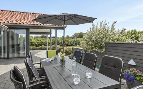 Donka - 300M to the Fjord: Tetto, Casa, Lotto, Casa, Villetta, Estate, Edifici Giardino, Shade, Log Cabin, Landscaping