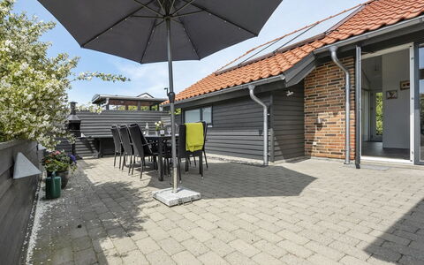 Donka - 300M to the Fjord: Tetto, Casa, Lotto, Casa, Villetta, Estate, Edifici Giardino, Shade, Log Cabin, Landscaping