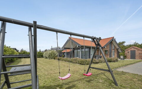 Donka - 300M to the Fjord: Tetto, Casa, Lotto, Casa, Villetta, Estate, Edifici Giardino, Shade, Log Cabin, Landscaping