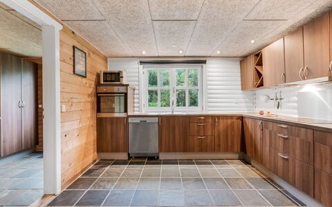 Yvonna - 350M to the Fjord: Legna, Pavimentazione, Soffitto, Pavimento, Latifoglie, Color Legno, Controsoffitto, Cucina, Pavimento In Legno, Cabinetry