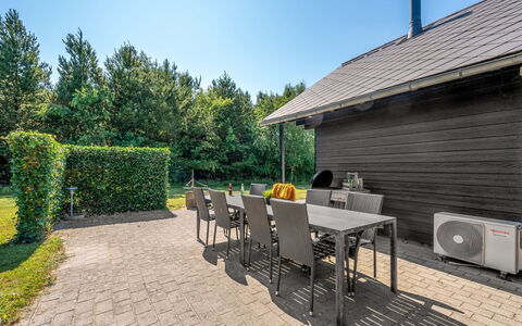 Yvonna - 350M to the Fjord: Legna, Arbusto, Giardino, Lotto, Casa, Shade, Groundcover, Mobili Da Esterno, Landscaping, Villetta