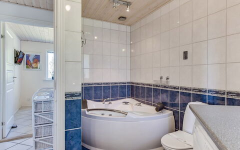 Tydkil - 300M to the Fjord: Pavimentazione, Idraulico Fixture, Pavimento, Interior Design, Bagno, Soffitto, Vasca Da Bagno, Idraulico, Piastrella, Rubinetto