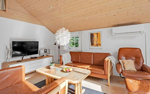Herminia - 350M to the Fjord: Mobilia, Interior Design, Legna, Pavimentazione, Divano, Soffitto, Camera, Soggiorno, Pavimento, Illuminazione