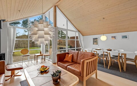 Herminia - 350M to the Fjord: Interior Design, Mobilia, Soffitto, Legna, Lampada, Pavimentazione, Soggiorno, Divano, Pavimento, Illuminazione