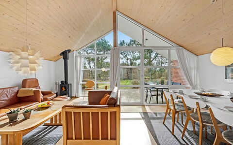 Herminia - 350M to the Fjord: Mobilia, Interior Design, Legna, Soffitto, Pavimentazione, Sedia, Lampada, Pavimento, Cucina & Sala Da Pranzo Tavolo, Soggiorno