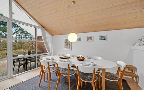 Herminia - 350M to the Fjord: Mobilia, Legna, Pavimentazione, Interior Design, Cucina & Sala Da Pranzo Tavolo, Soffitto, Sala Da Pranzo, Pavimento, Sedia, Tavolo