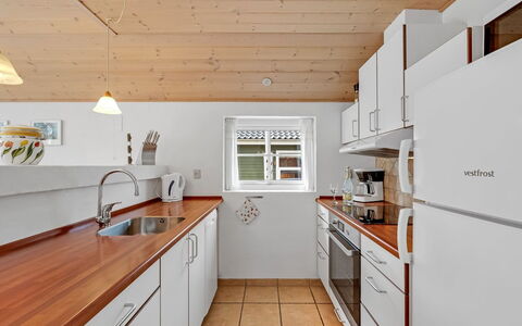 Herminia - 350M to the Fjord: Cucina, Pavimentazione, Controsoffitto, Interior Design, Legna, Soffitto, Pavimento, Mobilia, Cabinetry, Elettrodomestico Da Cucina