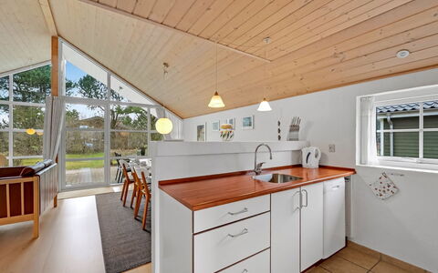 Herminia - 350M to the Fjord: Pavimentazione, Interior Design, Legna, Soffitto, Pavimento, Mobilia, Cucina, Controsoffitto, Casa, Cabinetry