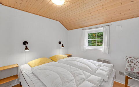 Herminia - 350M to the Fjord: Legna, Soffitto, Interior Design, Camera Da Letto, Letto, Casa, Pavimento, Camera, Telaio Del Letto, Bedding