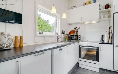 Matthis - 500M to the Fjord: Cucina, Elettrodomestico Da Cucina, Controsoffitto, Apparecchio Major, Interior Design, Pavimentazione, Elettrodomestico, Cabinetry, Lavandino Della Cucina, Pavimento