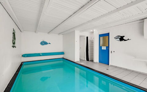 Aarni - 250M to the Fjord: Piscina, Pavimentazione, Pavimento, Interior Design, Soffitto, Materiale Composito, Ricorrere, Hotel, Design, Illuminazione Diurna