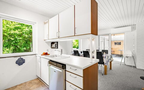 Aarni - 250M to the Fjord: Cucina, Legna, Pavimentazione, Interior Design, Controsoffitto, Pavimento, Soffitto, Apparecchio Major, Cabinetry, Elettrodomestico Da Cucina