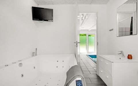 Aarni - 250M to the Fjord: Pavimentazione, Pavimento, Interior Design, Idraulico Fixture, Soffitto, Vasca Da Bagno, Idraulico, Camera, Bagno, Rubinetto