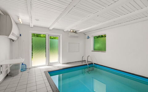 Aarni - 250M to the Fjord: Piscina, Pavimentazione, Pavimento, Soffitto, Materiale Composito, Ricorrere, Design, Eco Hotel, Hotel, Illuminazione Diurna