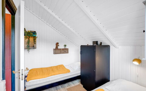 Raita - 350M to the Fjord: Parete, Pavimentazione, Legna, Pavimento, Camera Da Letto, Interior Design, Soffitto, Letto, Lenzuolo, Camera