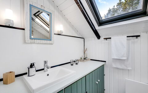 Raita - 350M to the Fjord: Idraulico Fixture, Interior Design, Lavello, Rubinetto, Bagno, Soffitto, Idraulico, Mobiletto Del Bagno, Lampada, Lavandino Del Bagno