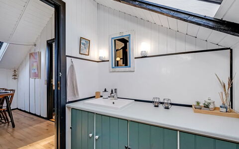 Raita - 350M to the Fjord: Interior Design, Soffitto, Lampada, Illuminazione, Cucina, Controsoffitto, Bicchiere, Cabinetry, Idraulico Fixture, Attico