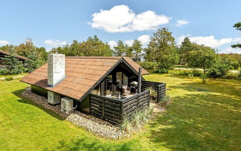 Raita - 350M to the Fjord: Mobilia, Legna, Interior Design, Pavimentazione, Pavimento, Sedia, Camera, Soffitto, Soggiorno, Appartamento