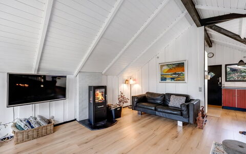 Raita - 350M to the Fjord: Mobilia, Legna, Interior Design, Pavimentazione, Pavimento, Sedia, Camera, Soffitto, Soggiorno, Appartamento