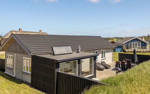 Ludwik - 150M from the Sea: Architettura, Tetto, Casa, Materiale Composito, Illuminazione Diurna, Raccordo, Driveway